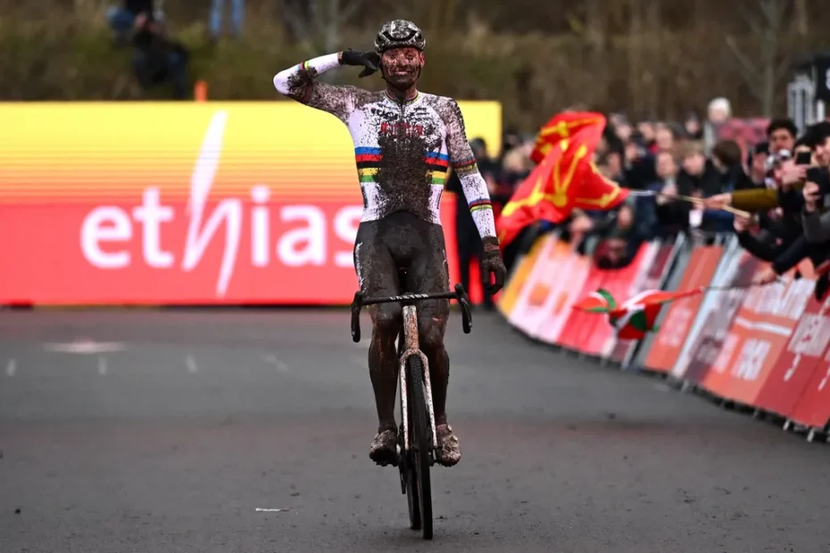 Mathieu van der Poel (Alpecin-Deceuninck) wint in Maasmechelen terwijl Wout Van Aert in de modder valt