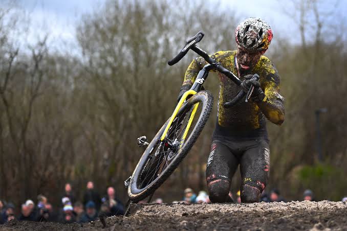 Wout van Aert geeft toe dat hij door 'domme fout' uit de veelbesproken World Cup-wedstrijd tegen Van der Poel stapt