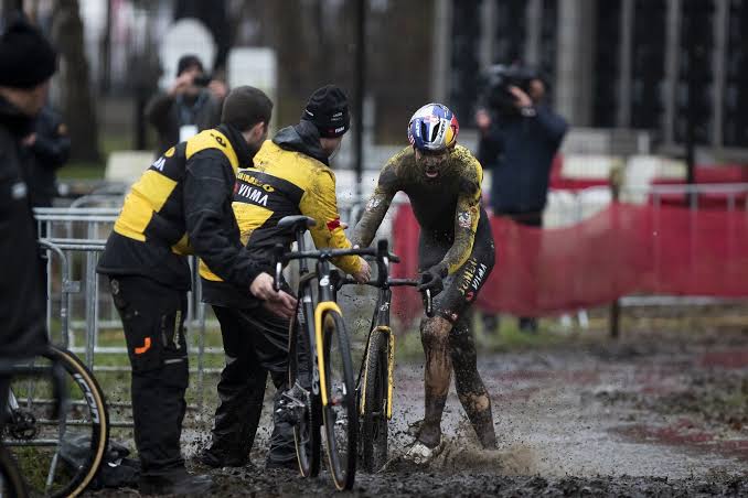 "Technisch gezien niet mijn beste wedstrijd", zegt Van Aert sarcastisch, maar zijn hartslag biedt hoop