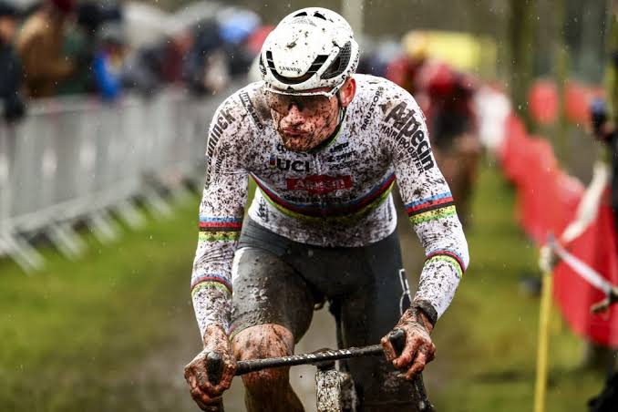 Zelfs Van der Poels vader en coach zijn onzeker over zijn WK-strategie: "Mathieu houdt ervan om dom te doen"