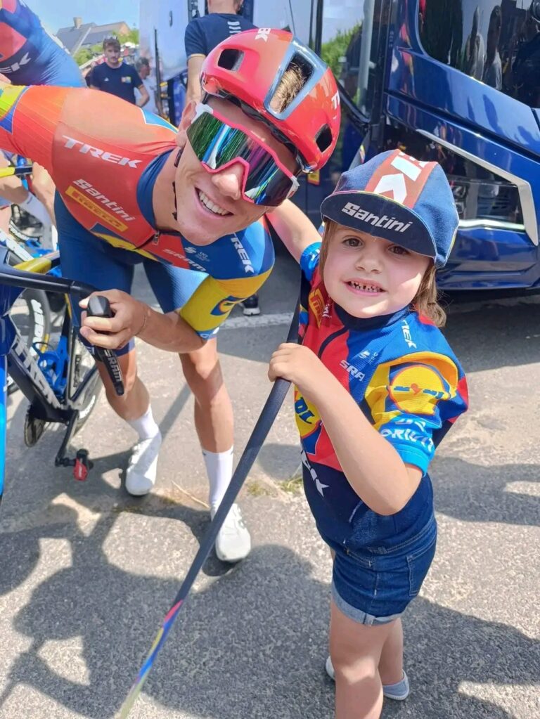 Zojuist binnen: Thibau NYS verrast fans na eerste etappe van de Ronde van Vlaanderen-regio tussen Merelbeke en Knokke.