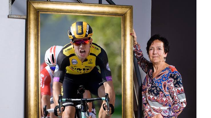Moeder van Wout Van Aert kijkt trots toe hoe haar zoon de wielerwereld domineert