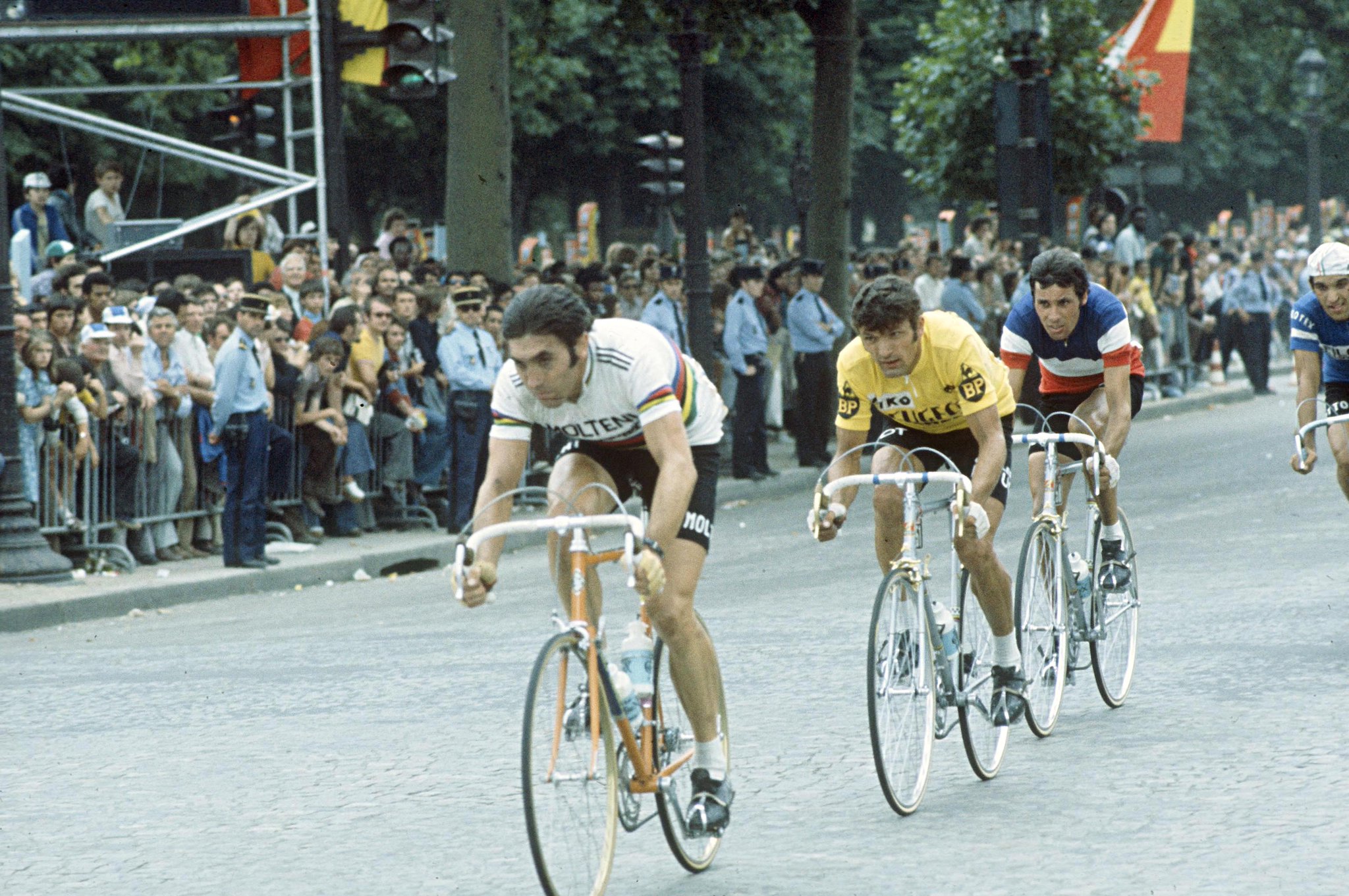1975: Het jaar waarin Bernard Thévenet de kannibaal versloeg - Een historische overwinning die het wielrennen voorgoed veranderde