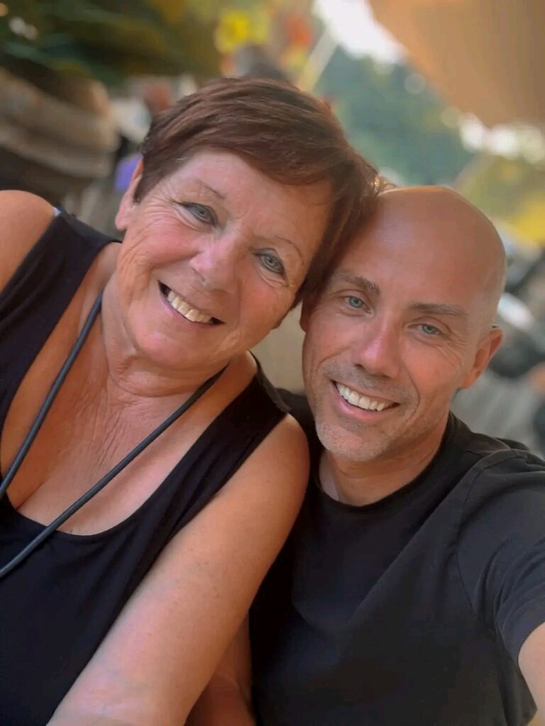 Zojuist binnen: Een Familiehulde Vol Liefde en Emotie.