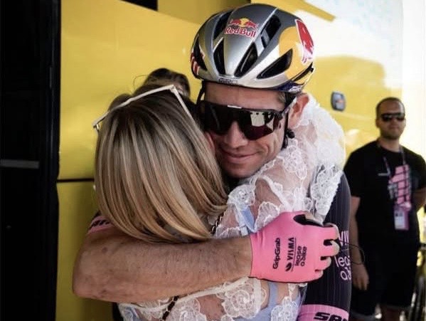 Wout van Aert en zijn vrouw Sarah delen een moment van liefde, ook na de wedstrijd