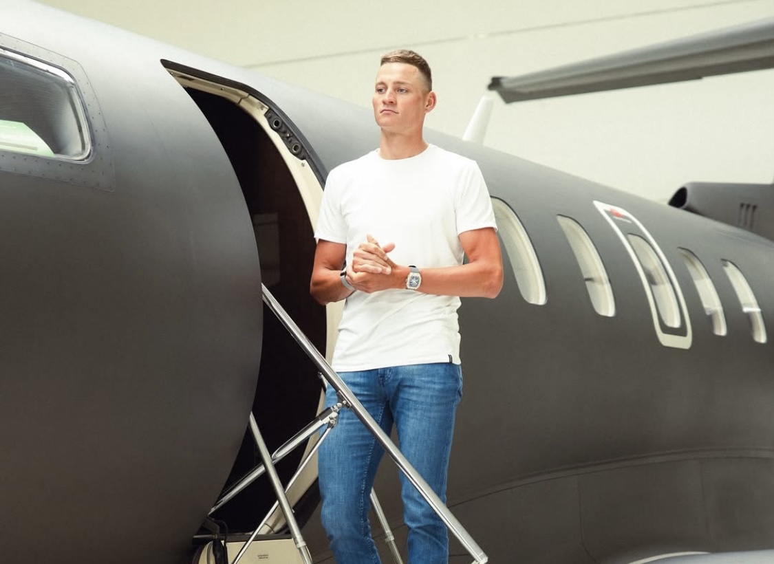 Mathieu van der Poel bereikt nieuwe hoogten: wielrenner wordt ambassadeur voor privé-luchtvaartmaatschappij en verdient $ 500.000
