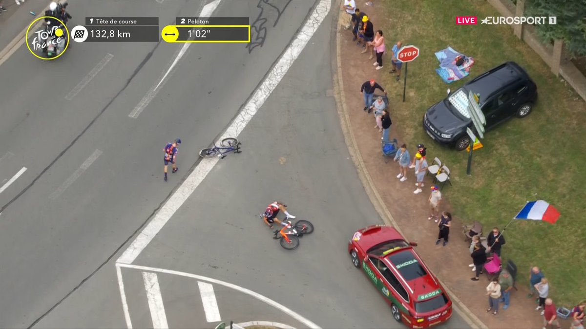 VIDEO. Daar is de eerste valpartij al: Filippo Ganna moet even bekomen na crash, ook Thibau Nys komt ten val bij Tourdebuut