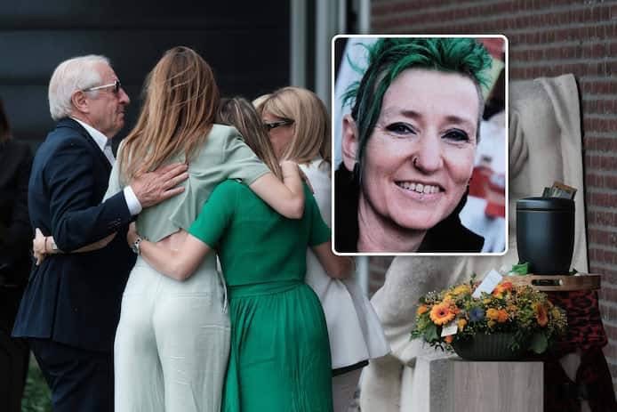 Familie en vrienden nemen afscheid van Debbie De Cauwer, dochter van José: “Je was écht wel de supercoolste mama ooit, zo zeiden onze vrienden vaak”