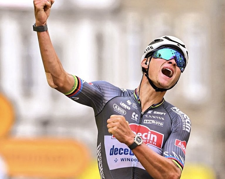 DUBBELE STRIJD: MATHIEU VAN DER POEL WINT TWEEDE ETAPPE EN KRIJGT GEEL