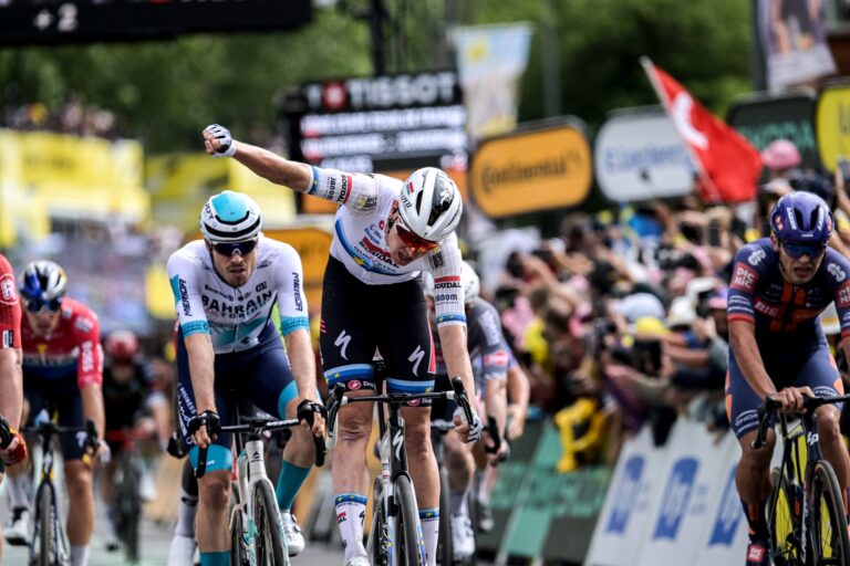 Opluchting na een hectische laatste kilometer die de Belgische ster naar de overwinning in de derde etappe brengt