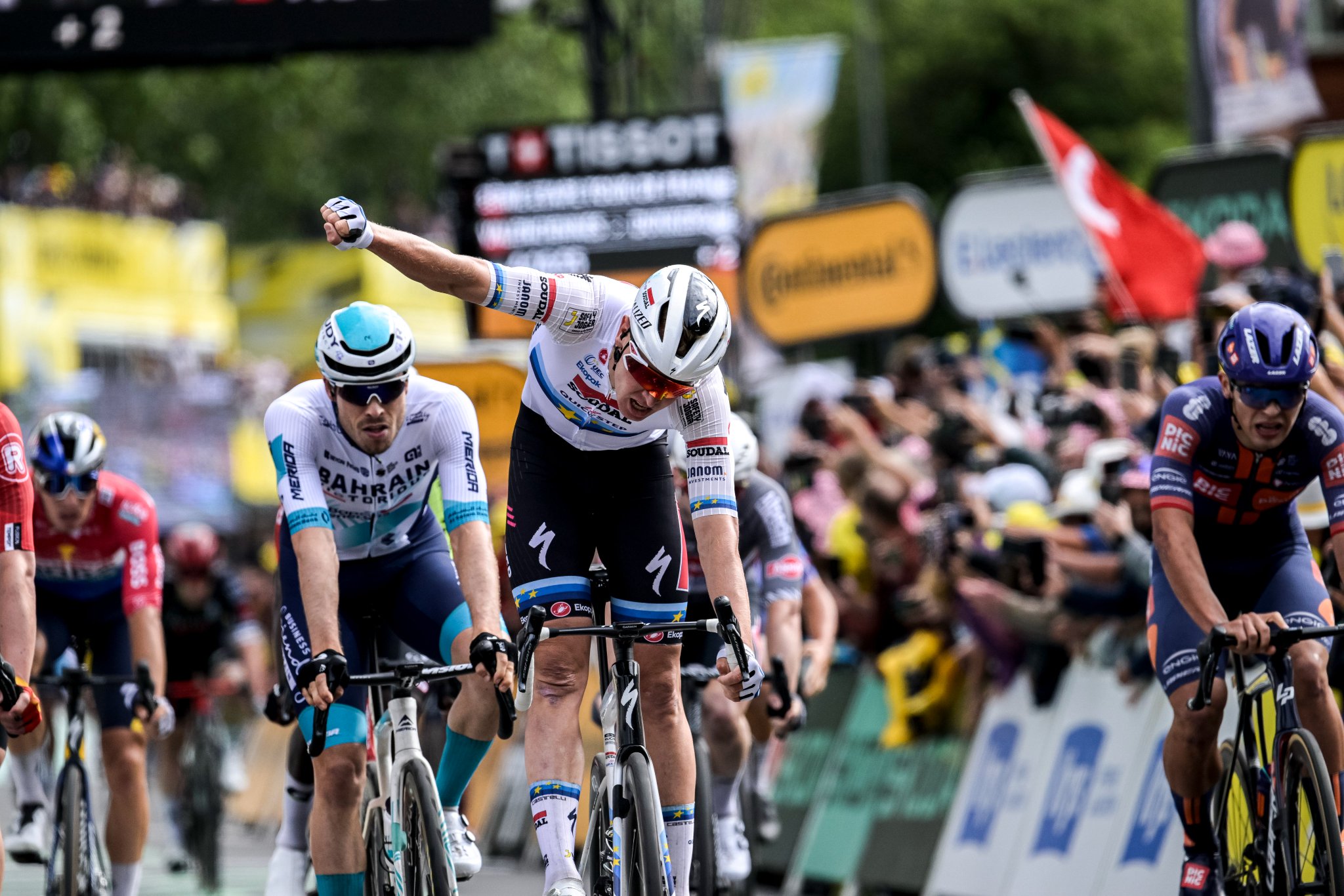 Opluchting na een hectische laatste kilometer die de Belgische ster naar de overwinning in de derde etappe brengt