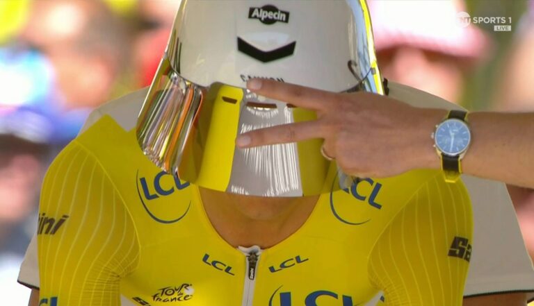 💛 @mathieuvdpoel vertrekt voor zijn 2e tijdrit in het geel in de Tour de France, na die in Laval in 2021!