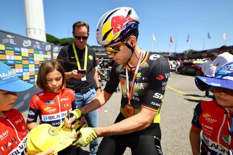 Wout Van Aert toont uitzonderlijke vaardigheden op het parcours