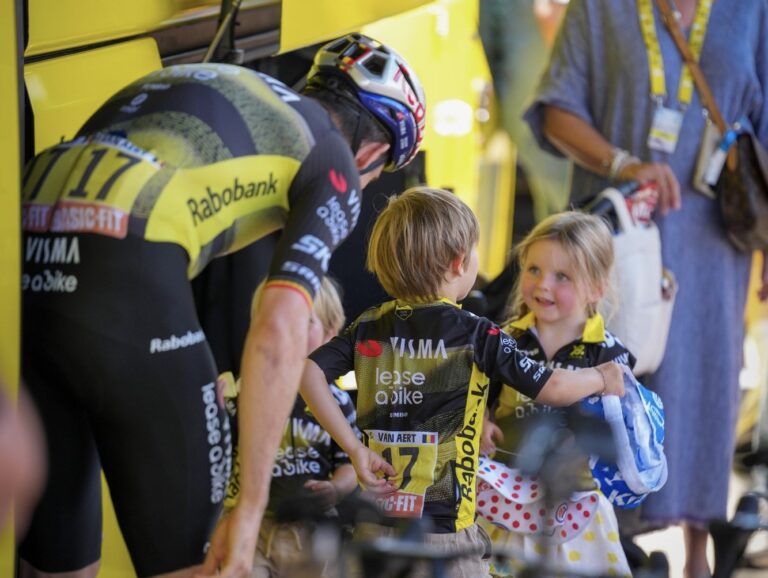 Wout van Aert verblijdt jonge fans met hartverwarmend moment in de Tour de France