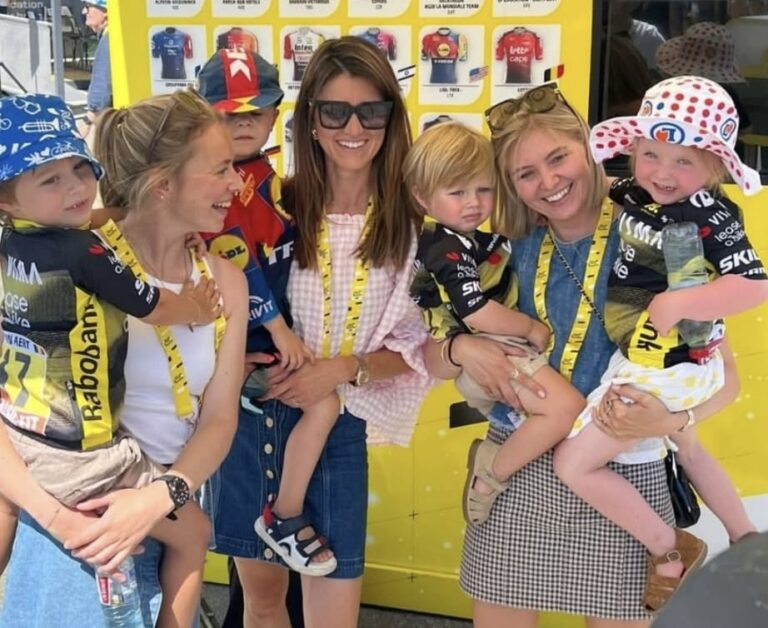 Sarah De Bie straalt van vreugde terwijl ze een zoet Tour de France-moment deelt met haar zonen en vrienden