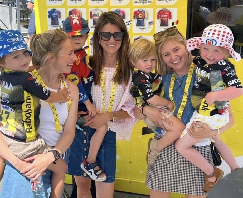 Sarah De Bie straalt van vreugde terwijl ze een zoet Tour de France-moment deelt met haar zonen en vrienden