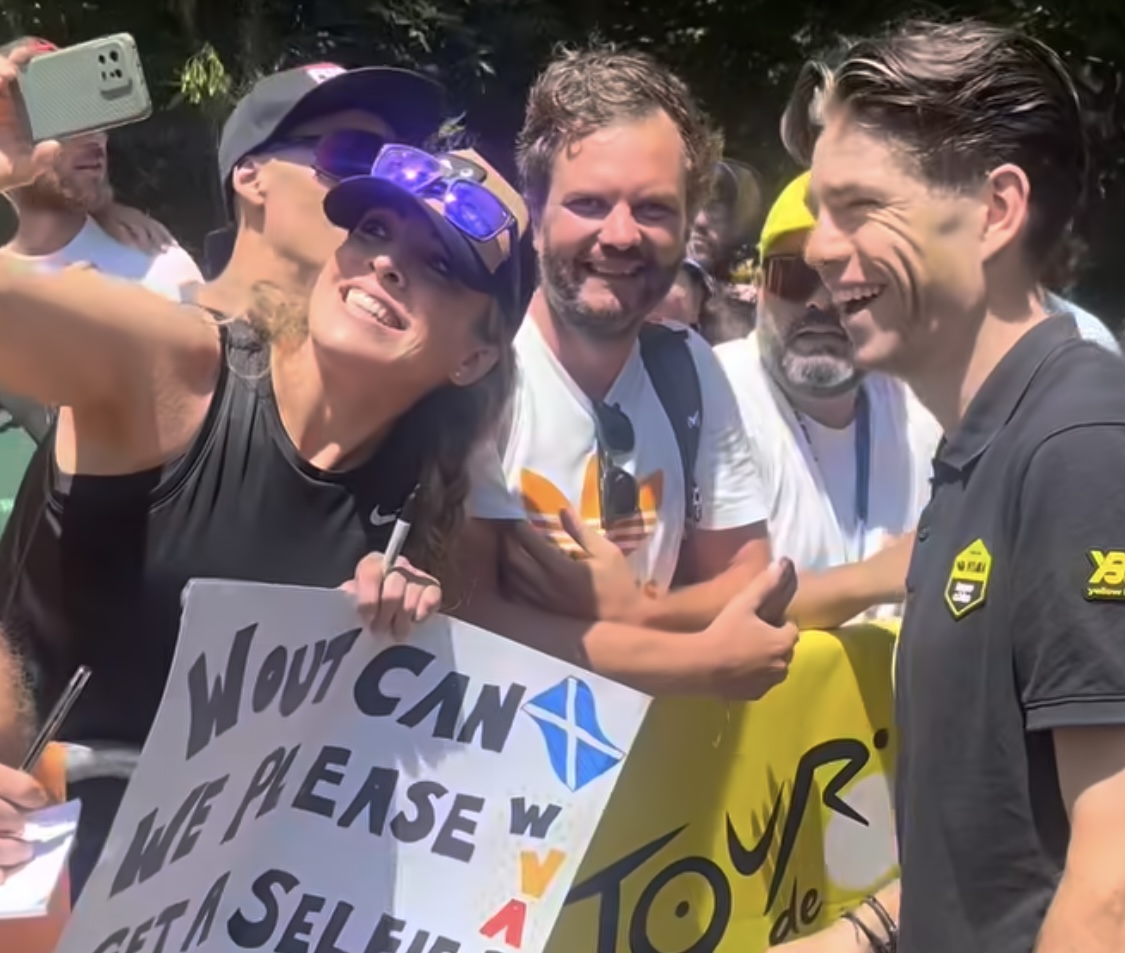 Wout van Aert charmeert fans met selfies en handtekeningen in hartverwarmende momenten