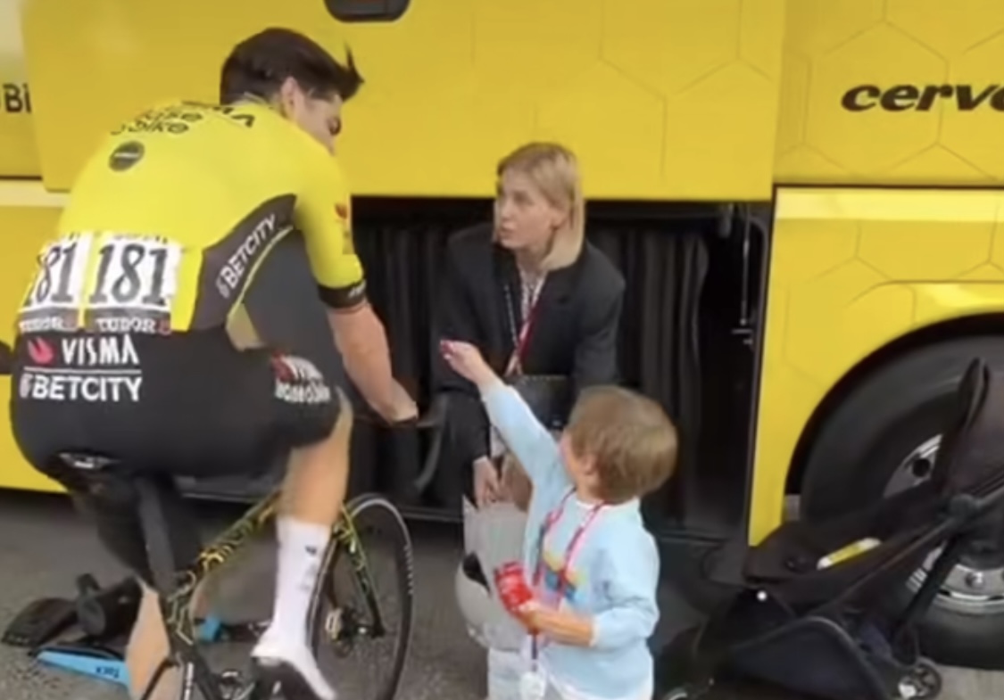 Wout Van Aerts zoon Georges overhandigt de perfecte hersteltraktatie