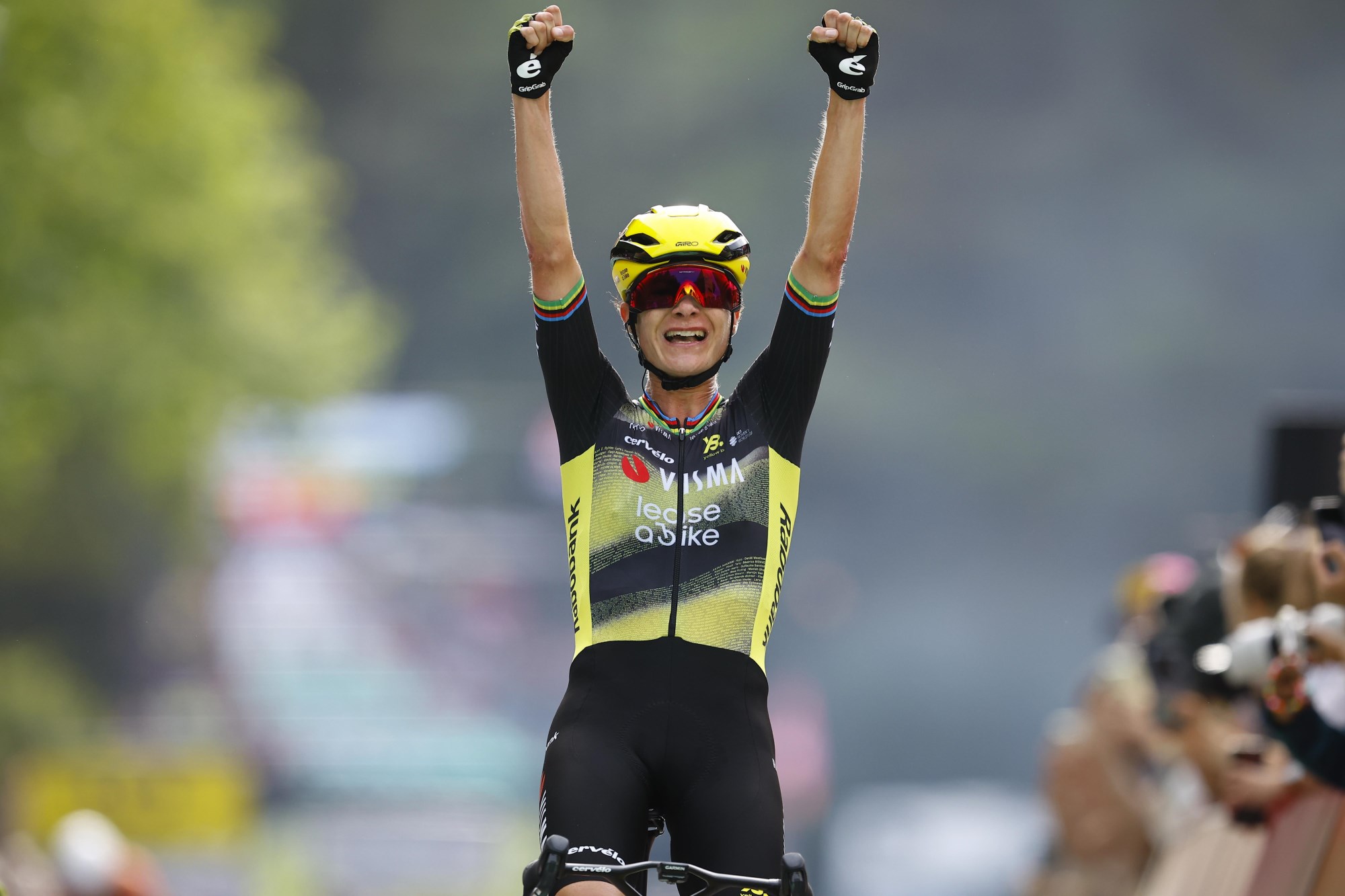 Marianne Vos pakt geel bij start Tour de France Femmes met valpartijen, chaos en moed