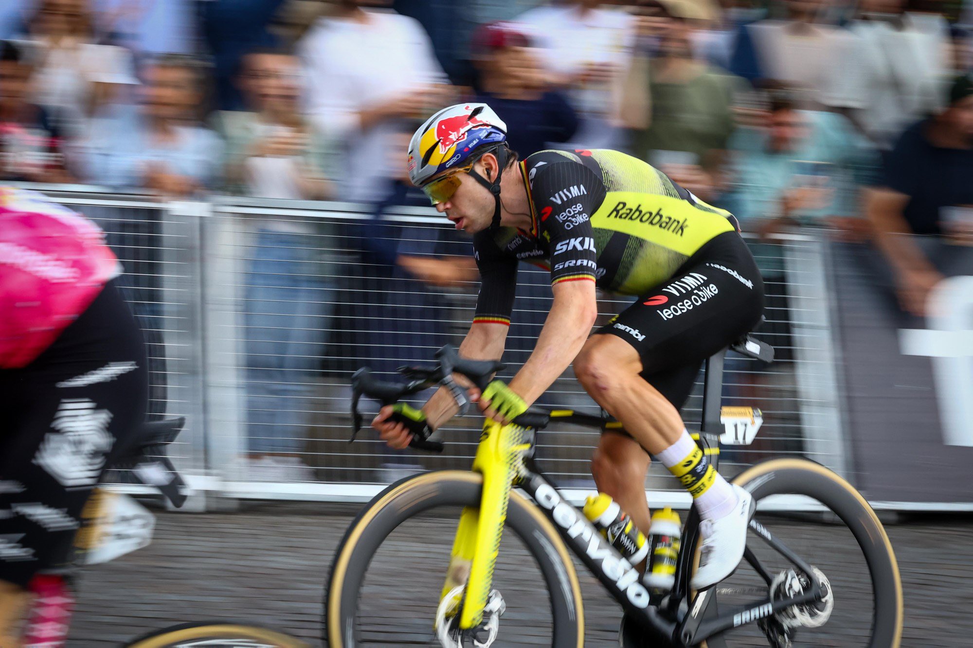 Historische zege: Van Aert verslaat Pogacar op Montmartre en behaalt glorieuze zege