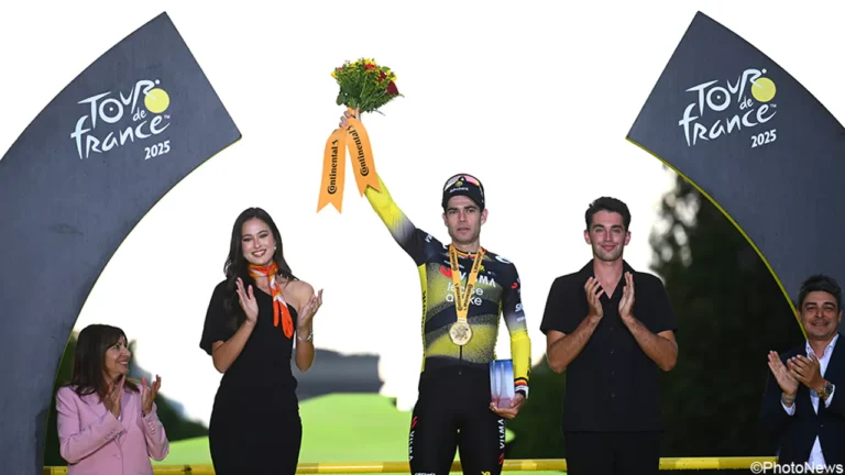 "Hij gaf nooit op": Hoe Wout van Aert een moeilijke Tour de France omvormde tot een Parijse triomf