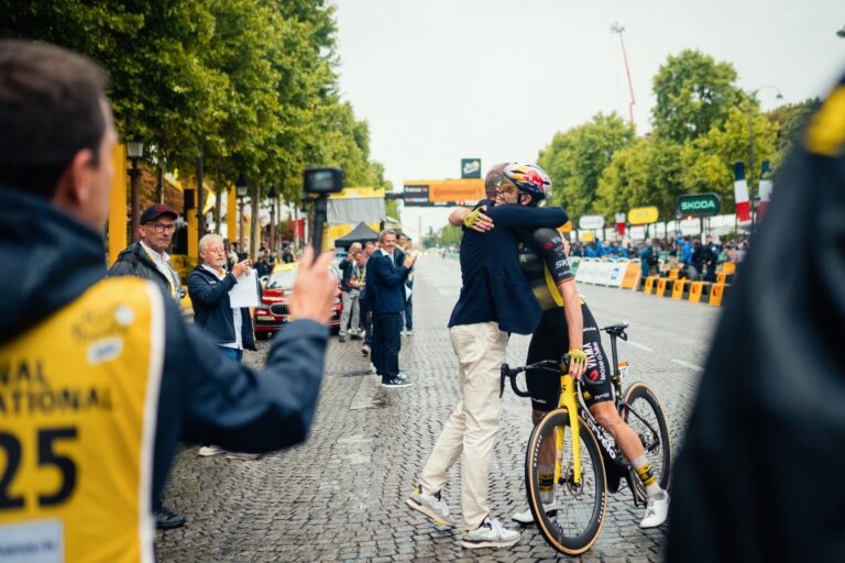 Terwijl anderen opgaven, woog Wout van Aert zijn eten nog steeds af