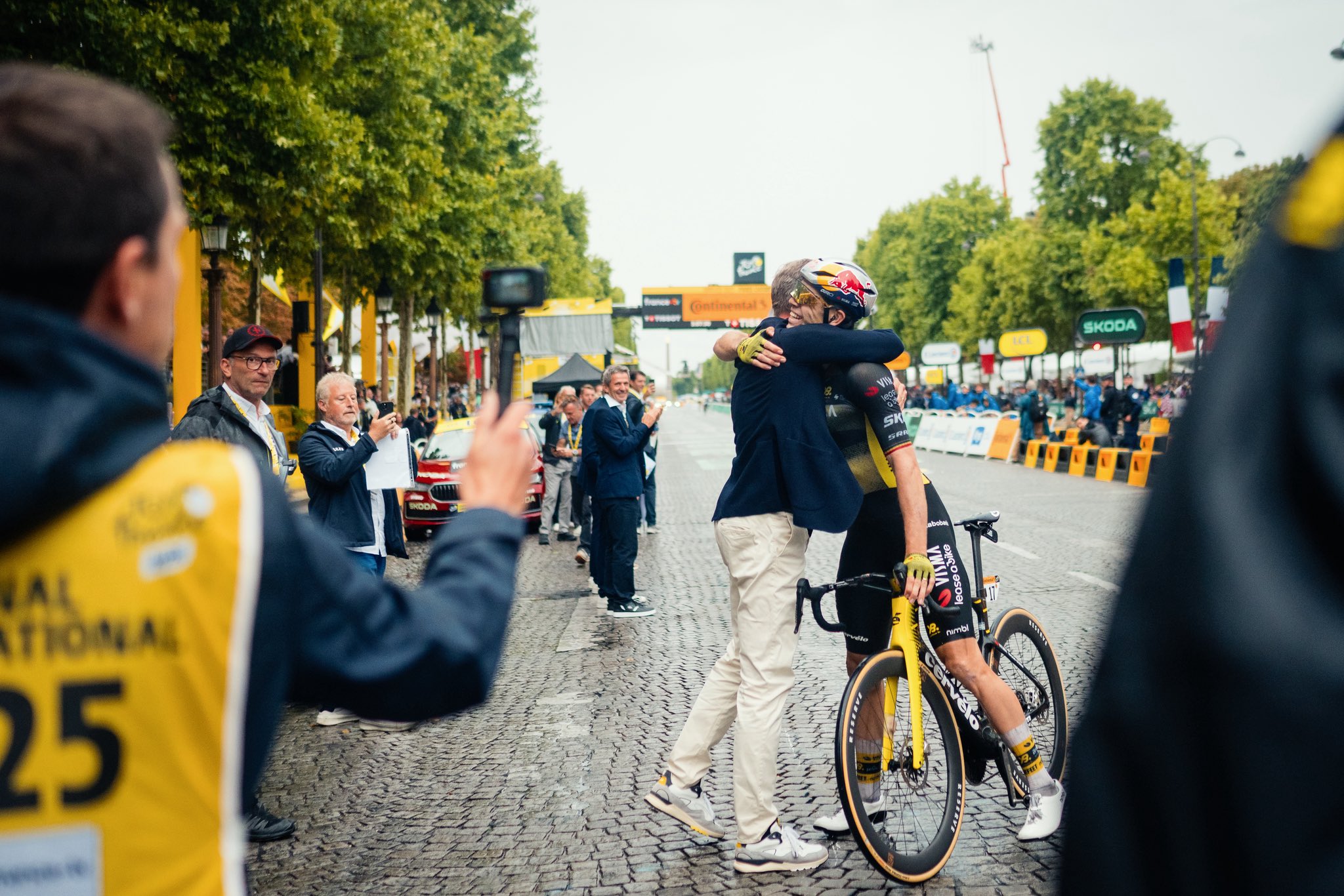 Terwijl anderen opgaven, woog Wout van Aert zijn eten nog steeds af