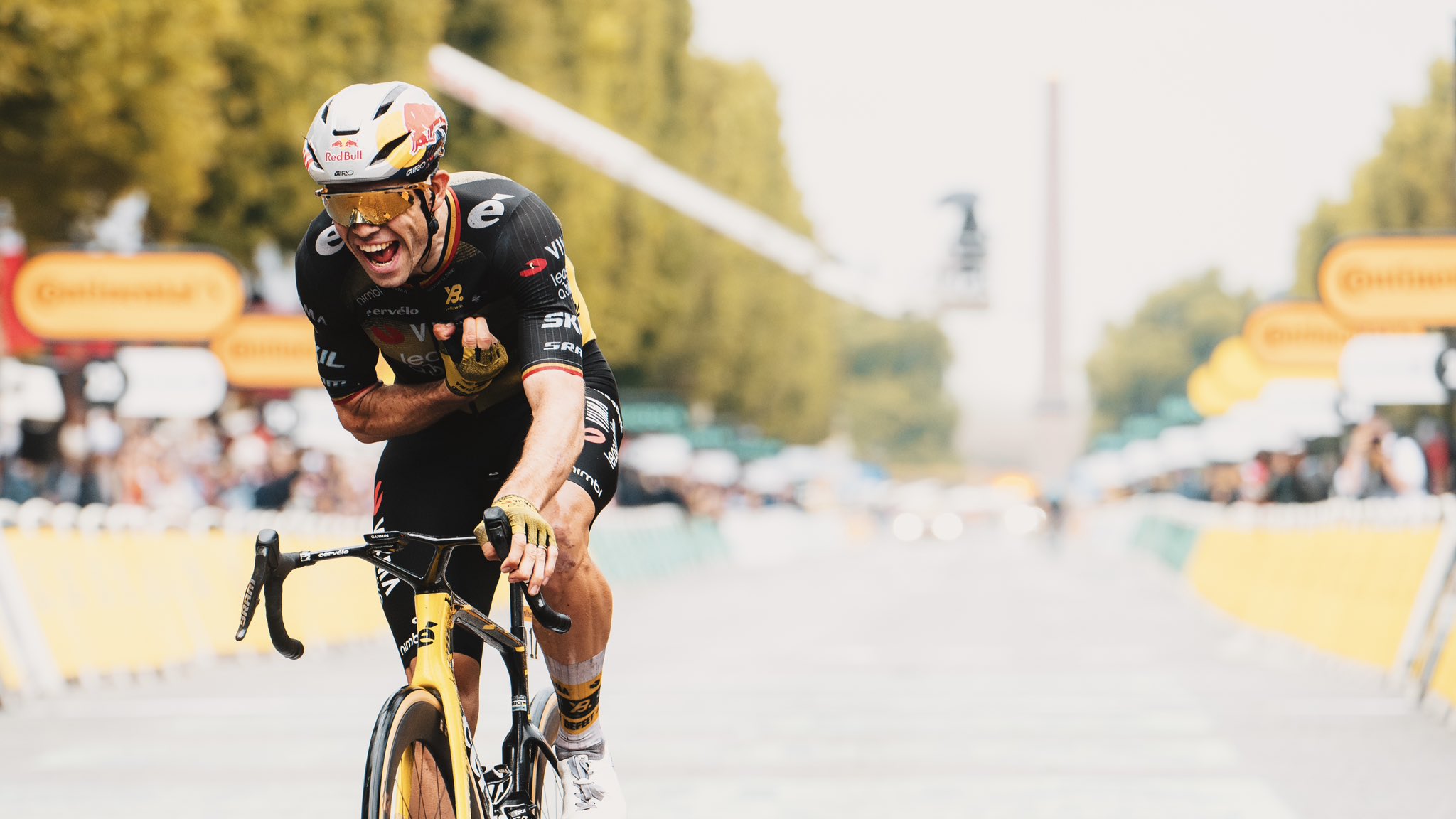 Wout van Aert sluit zich aan bij Elite Club met tweede overwinning op de Champs-Élysées
