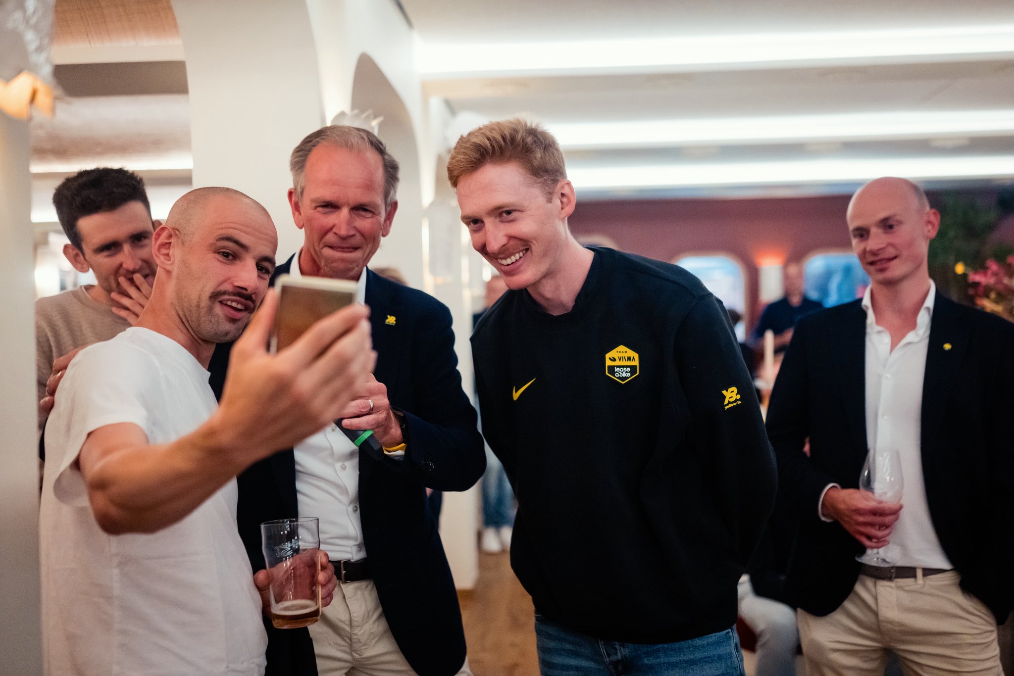 Campenaerts maakt van Van Aerts overwinning een viraal feest voor Visma