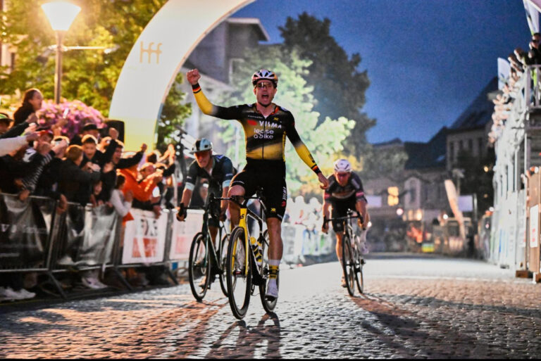 Wout Van Aert wint Herentals criterium voor 35.000 juichende fans