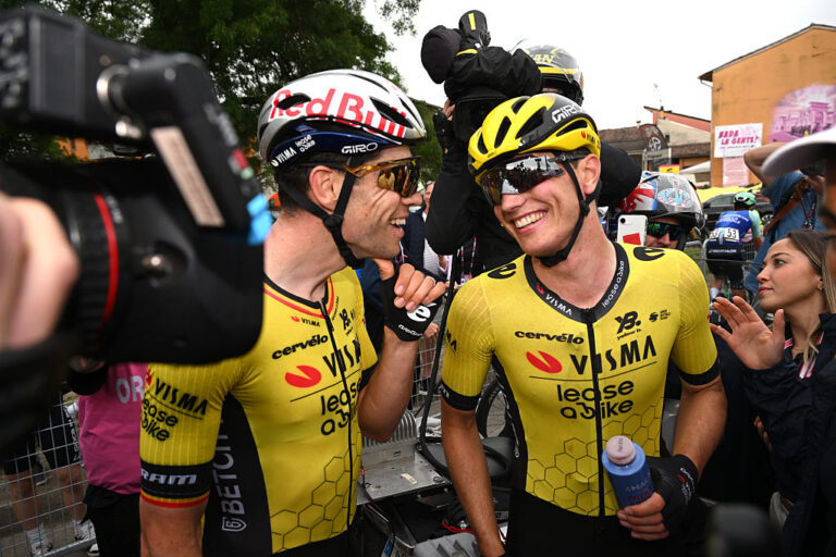 Zojuist binnen: Emotionele toespraak van Simon Yates aan Wout van Aert weergalmt in het peloton na overwinning in etappe 10