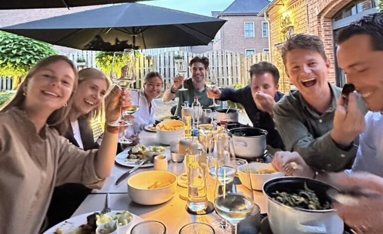 Wout Van Aert en Sarah De Bie genieten van een gezellig diner met vrienden