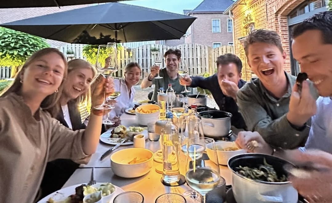 Wout Van Aert en Sarah De Bie genieten van een gezellig diner met vrienden