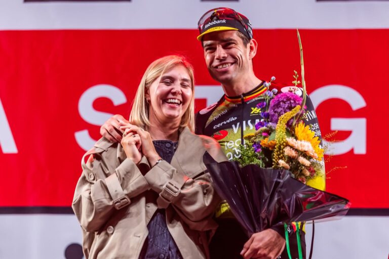 Wout van Aert en Sarah De Bie delen een onvergetelijk moment tijdens viering in Herentals
