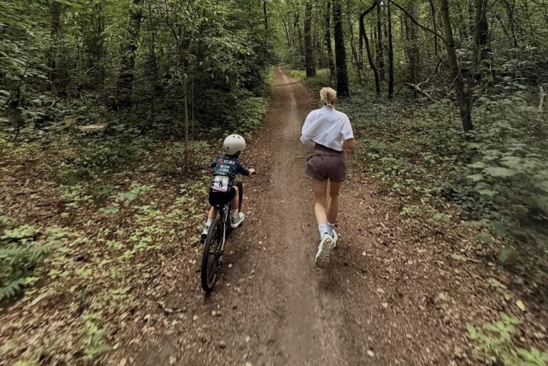 Trainen begint al jong: Sarah De Bie en mini-wielrenner Georges verlichten het parcours