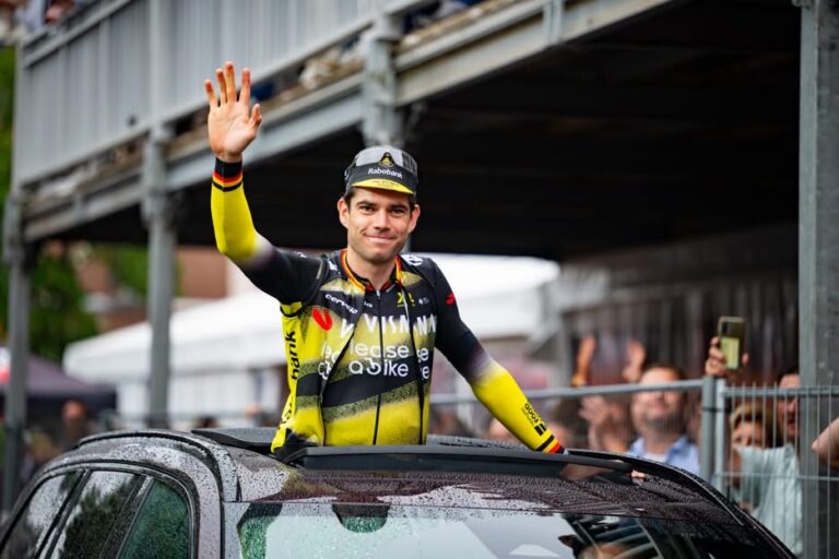Win een Gesigneerd Wout van Aert T-Shirt dankzij Heylen Vastgoed