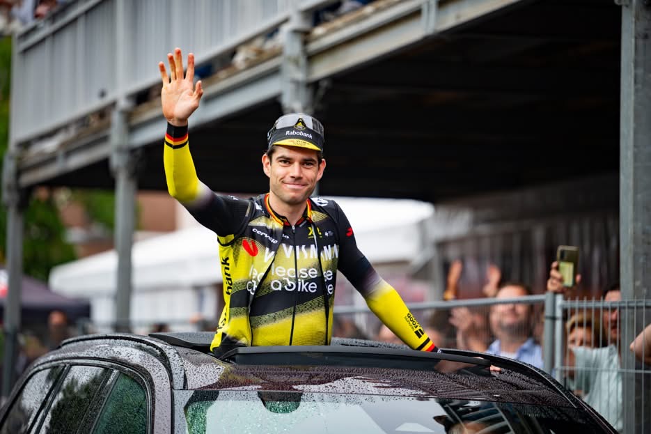 Win een Gesigneerd Wout van Aert T-Shirt dankzij Heylen Vastgoed