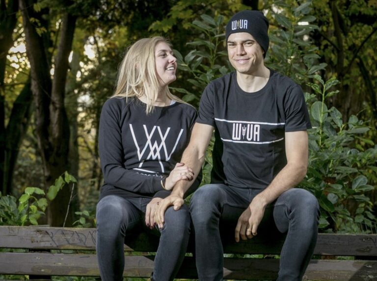 Wout van Aert en Sarah ontwerpen T-shirt: “Het leven is meer dan alleen koersen”