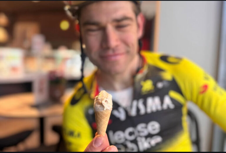 Wielerkampioen trakteert zichzelf op een zoete gelatopauze