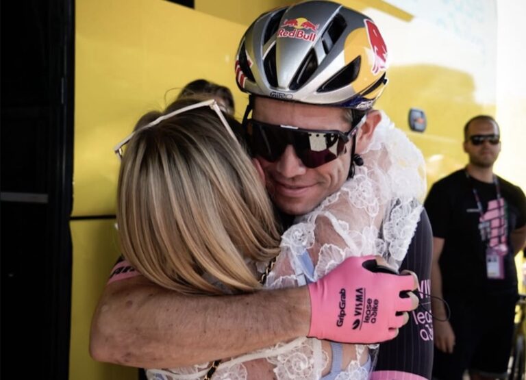 Wout van Aert noemt zijn vrouw Sarah de Bie zijn ‘levenslange anker’ in ontroerend eerbetoon