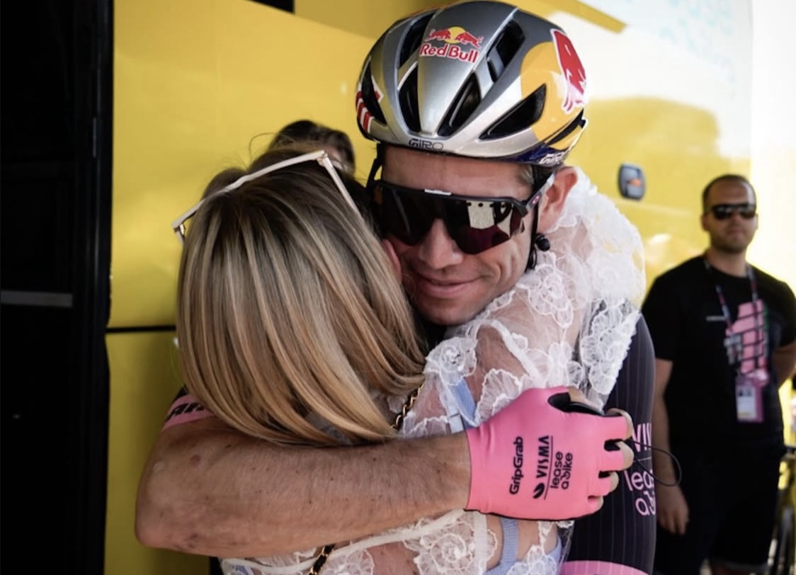 Wout van Aert noemt zijn vrouw Sarah de Bie zijn ‘levenslange anker’ in ontroerend eerbetoon