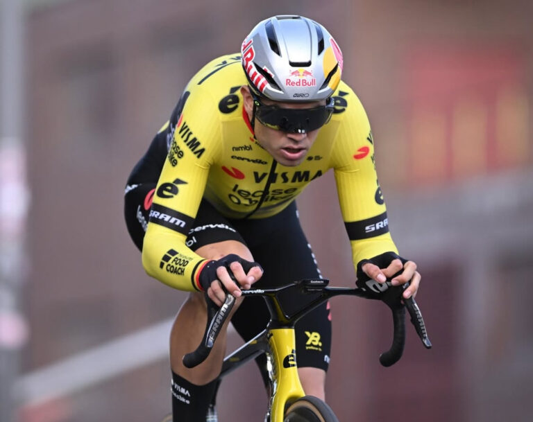 Uitglijden aan de startlijn: Wout van Aerts prolooghoop gedeukt door val