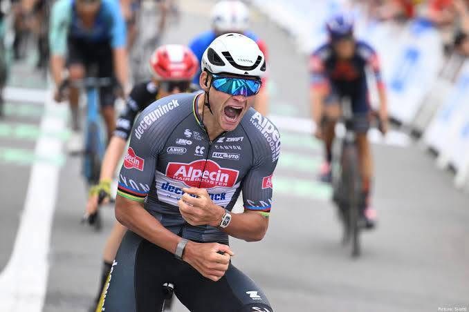 Van der Poel klopt De Lie in felle sprint op de Vesten in Renewi Tour