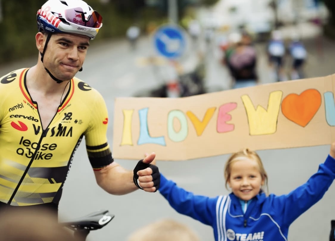 "Ik hou van Wout" – Van Aert verandert een bord van een fan in een blijvende herinnering tijdens de Deutschland Tour