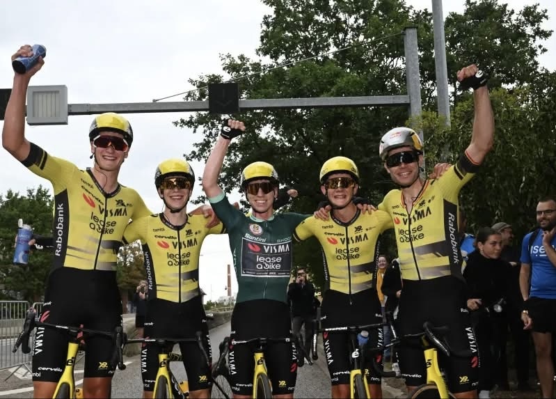 Van Aert stuwt Brennan naar zege en verzekert podium in Ronde van Duitsland