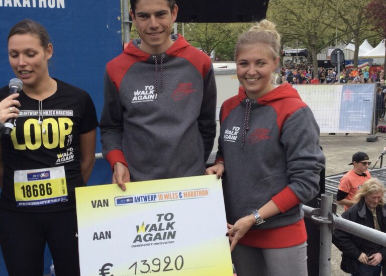 Wout Van Aert en Sarah De Bie ontvangen cheque van €13.920 voor “To Walk Again”