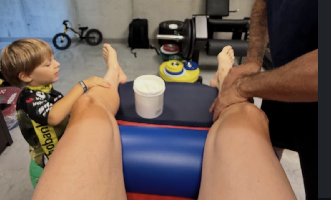 Jonge Georges helpt Wout van Aert met massage door vermoeidheid na de wedstrijd heen