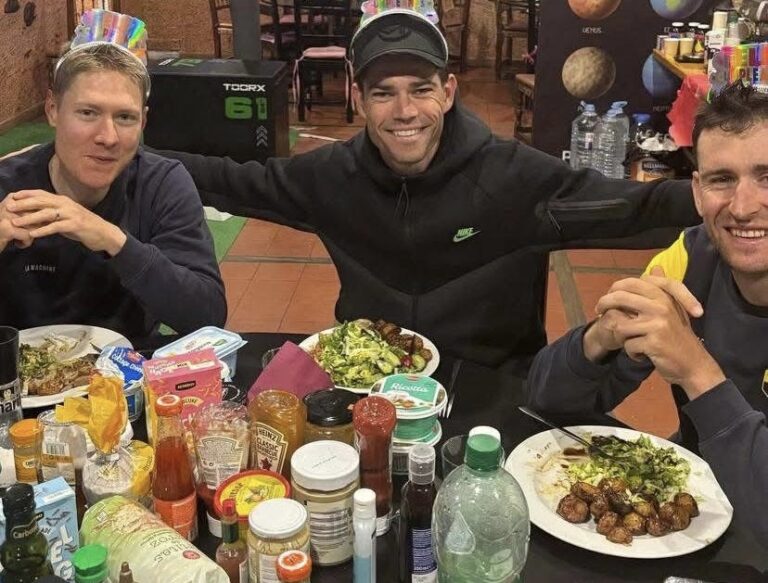 Wout van Aert deelt lach en vriendschap met teamgenoten tijdens diner
