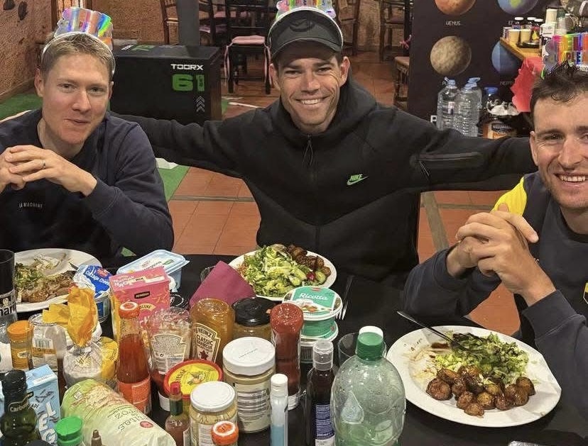 Wout van Aert deelt lach en vriendschap met teamgenoten tijdens diner
