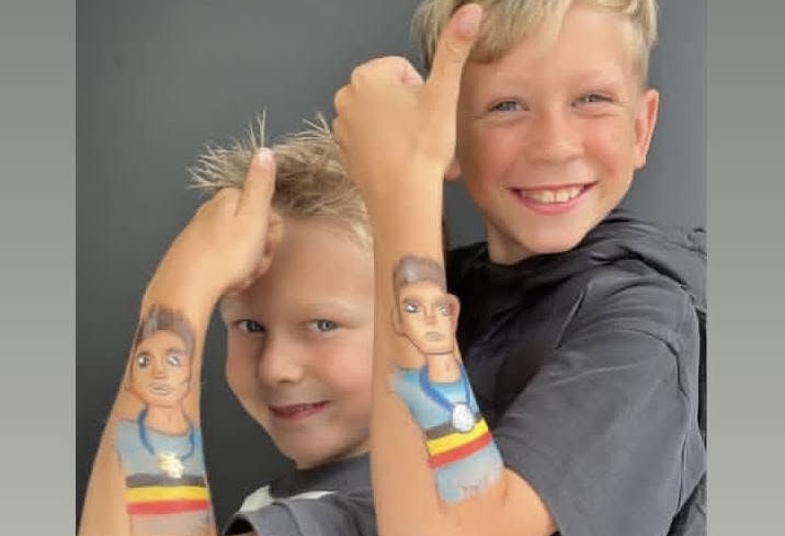 Geschilderde Trots: Jonge Fans Transformeren Wout van Aert tot Levende Kunst